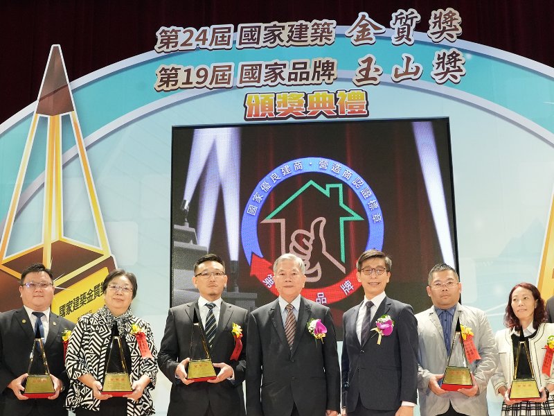 內湖洲子街辦公大樓案榮獲第24屆國家建築金質獎「規劃設計類-廠辦商場組」